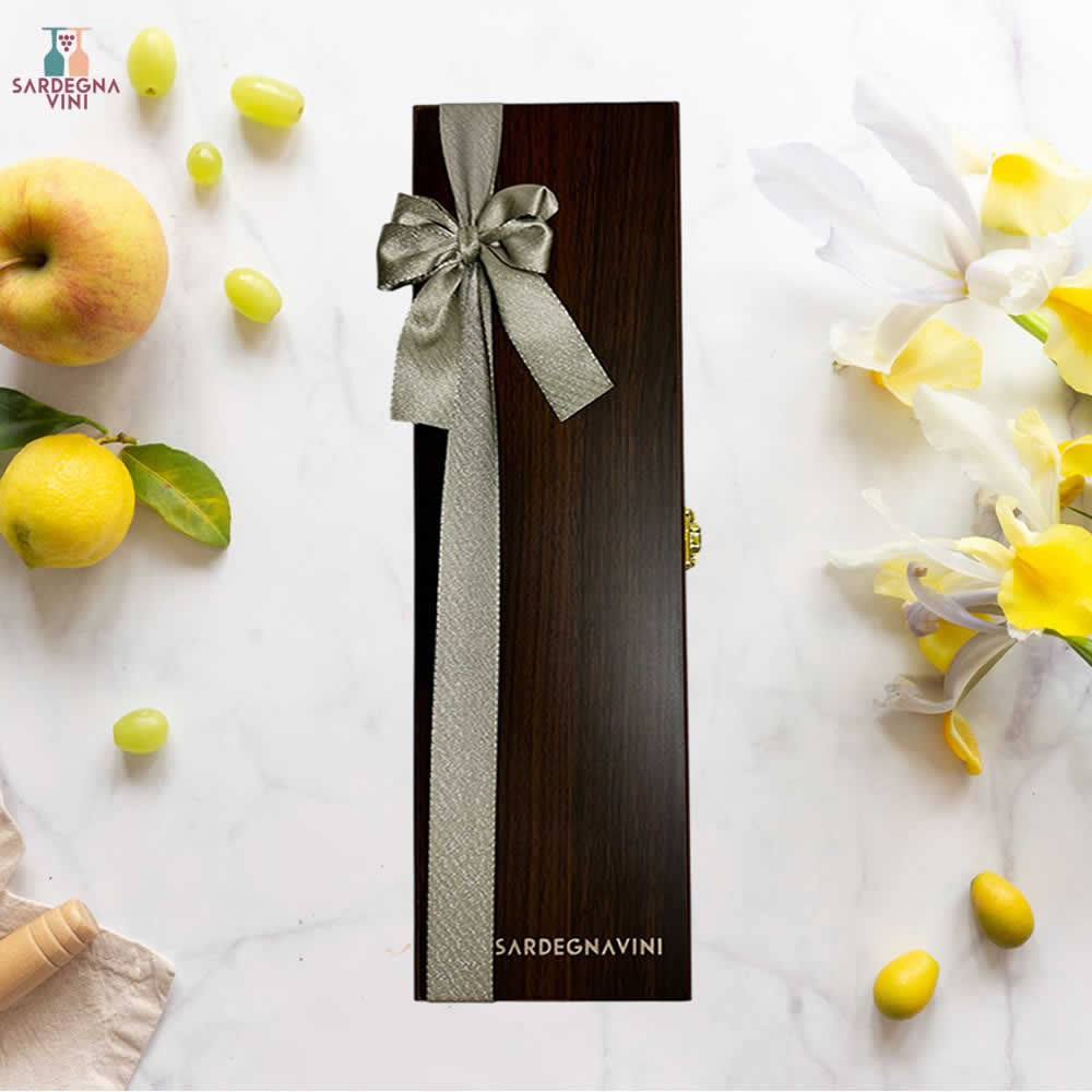 Cassetta 1 bt 'Jù Dolianova' gift box by Sardegnavini featuring elegant packaging and wine bottle display.
