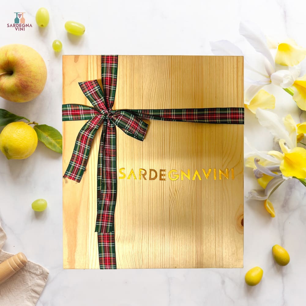 Cassetta regalo con 3 bottiglie di vino Sardegnavini, presentata in una confezione elegante e decorativa.