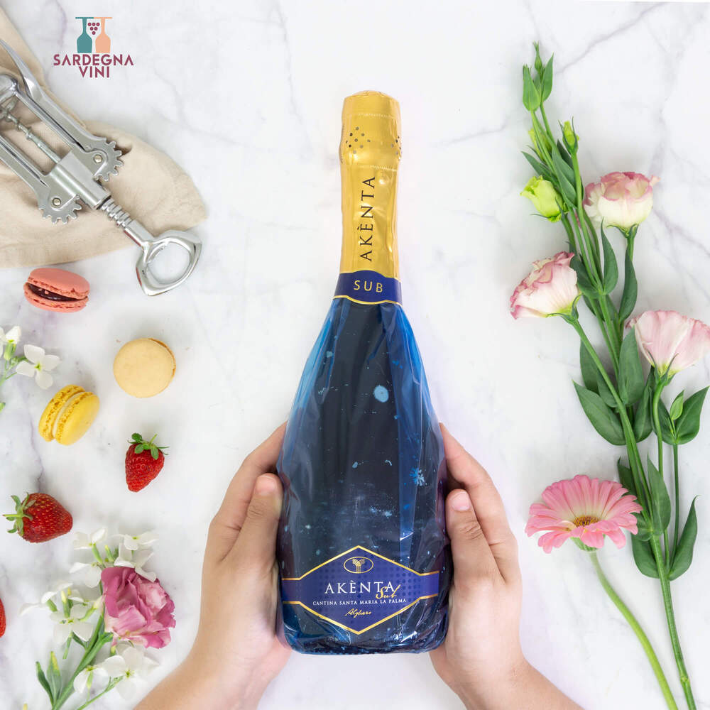 Akènta SUB Spumante Extra Dry 2022 bottle with elegant label and sparkling wine bubbles in a glass.