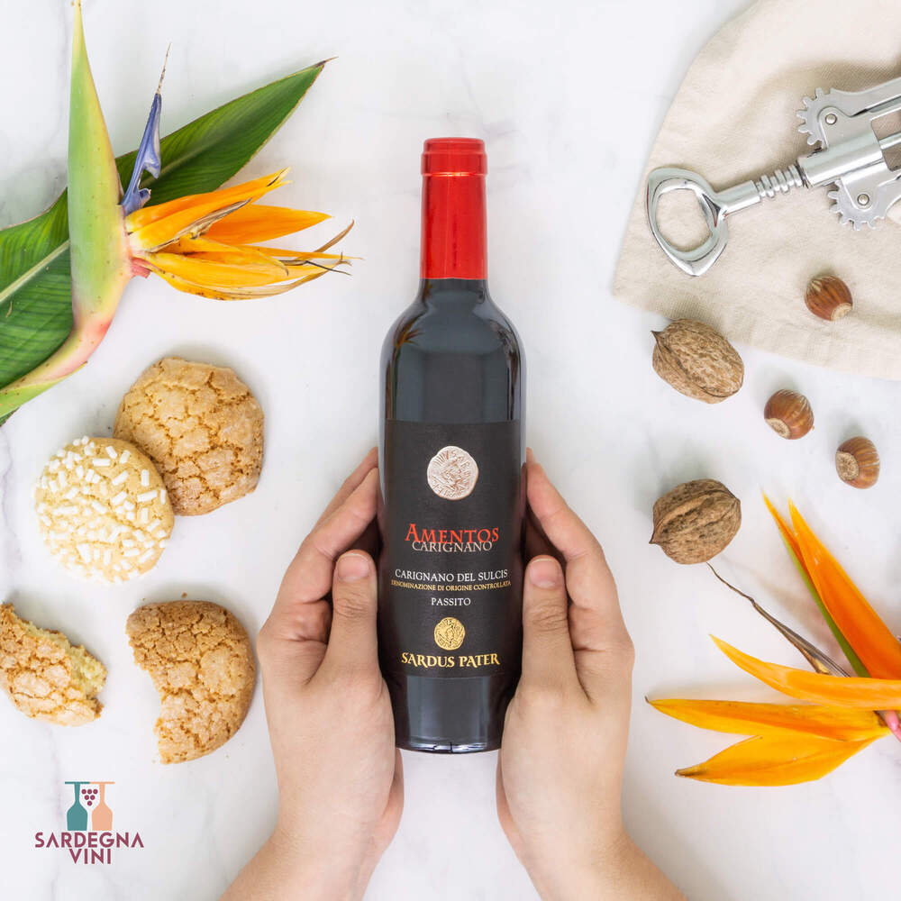 Amentos di Carignano Passito 2022, a sweet dessert wine by Sardus Pater in a glass with rich amber color.