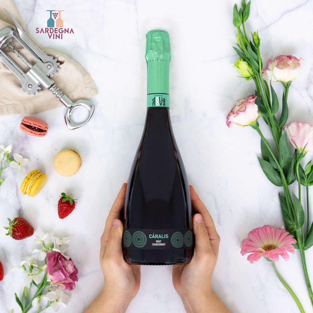 Cáralis Spumante Brut Chardonnay bottle with elegant label, showcasing sparkling wine in a glass setting.