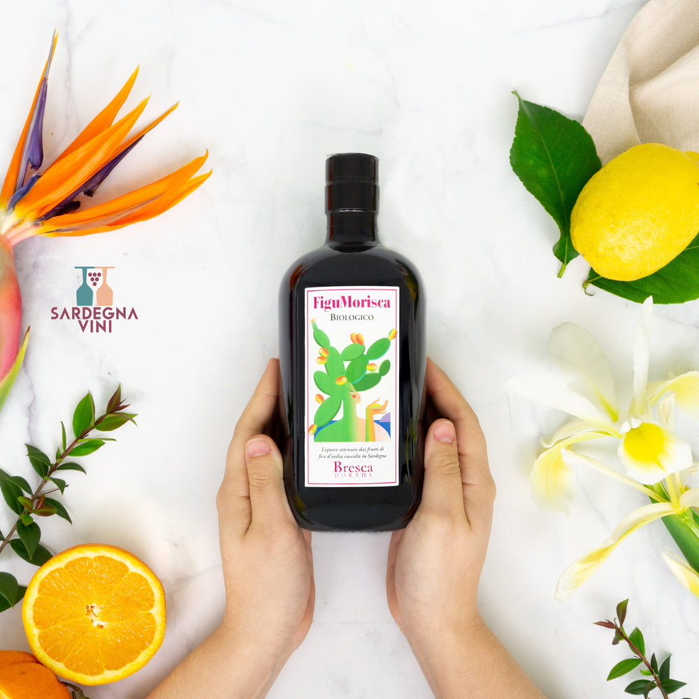 Figu Morisca BIO liquor bottle by Bresca Dorada with a fig design and elegant label on a wooden background.
