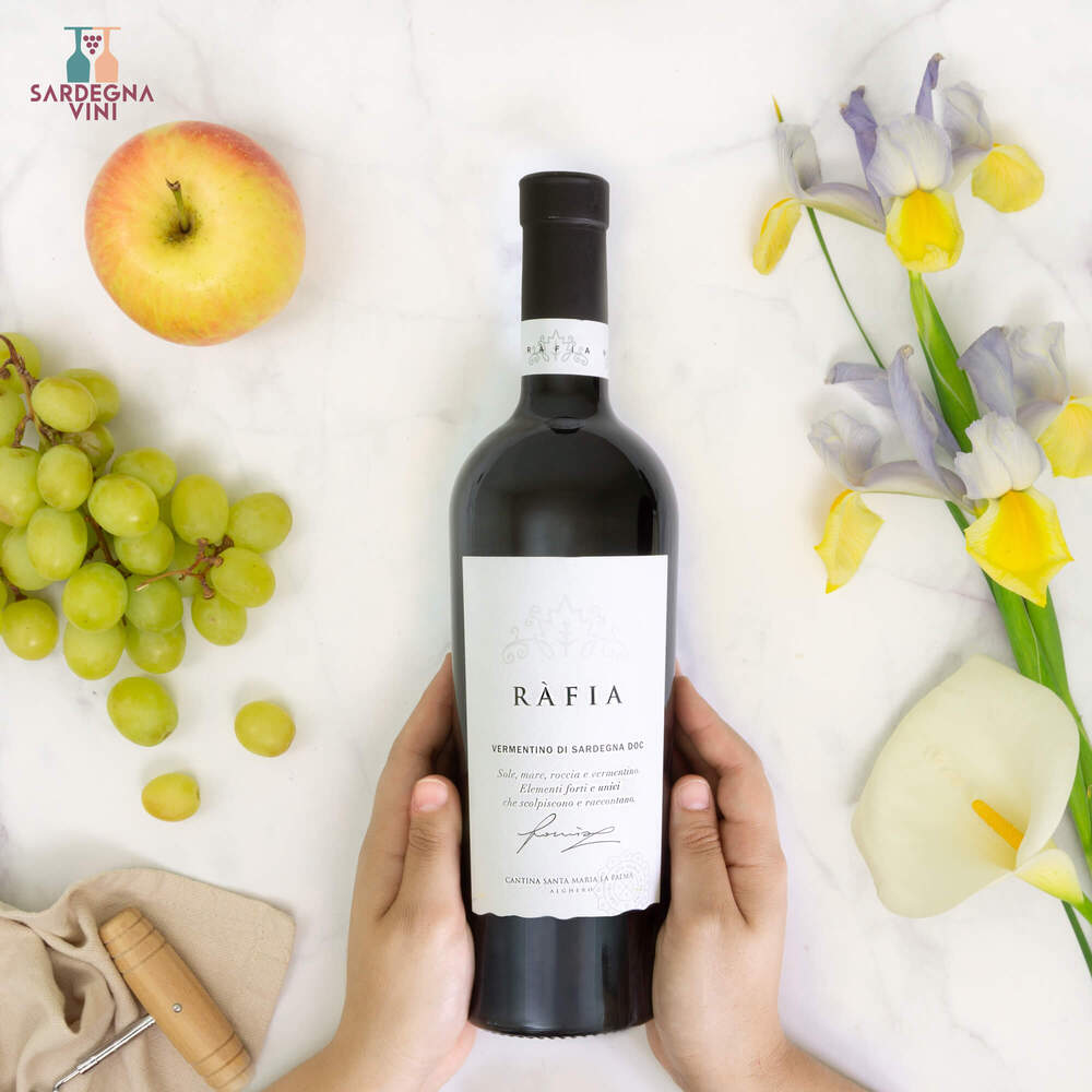Ràfia Vermentino di Sardegna 2024 wine bottle with label, showcasing white wine in elegant glass setting.