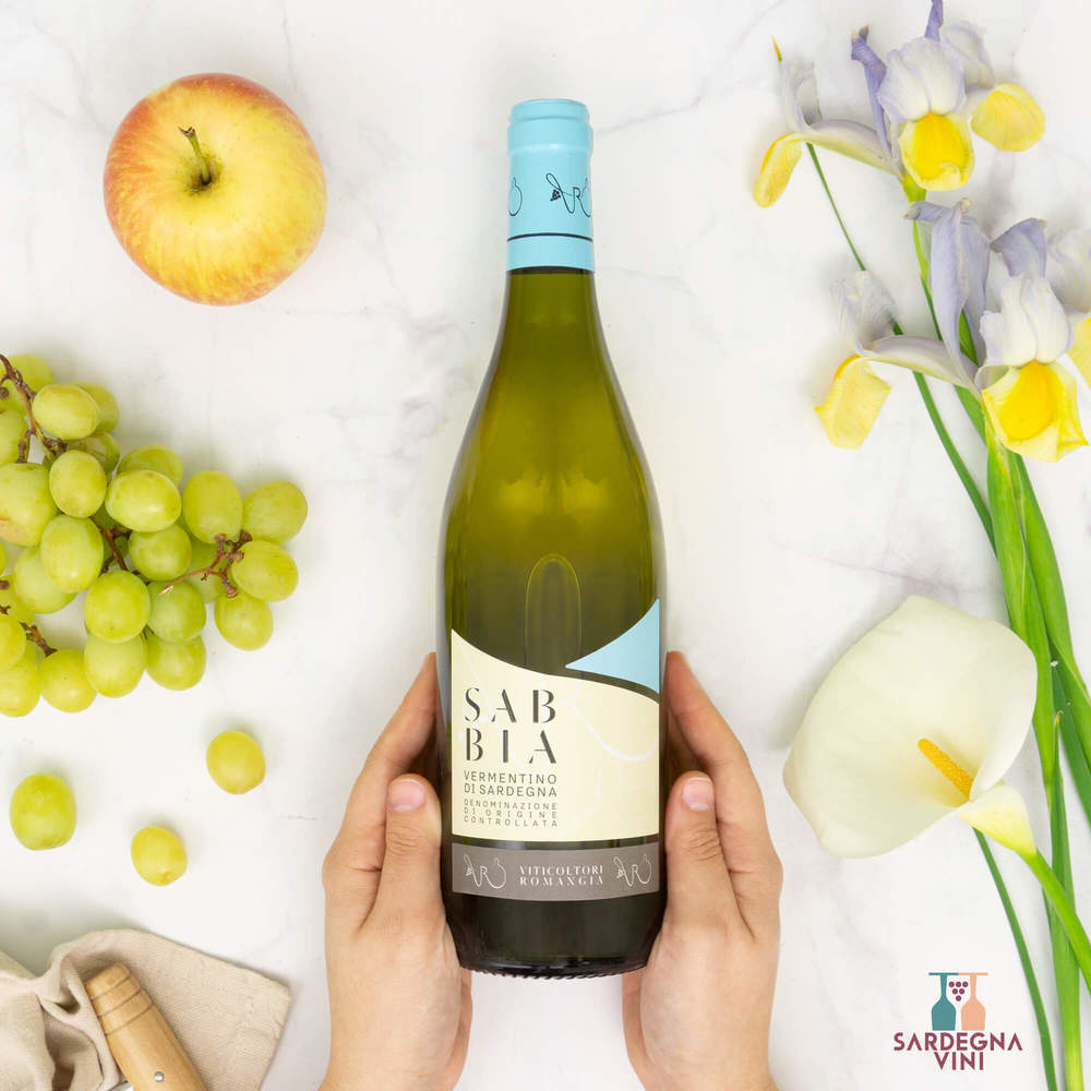 Sabbia Vermentino di Sardegna 2023 bottle with white wine in a glass, showcasing the brand Viticoltori Romangia.