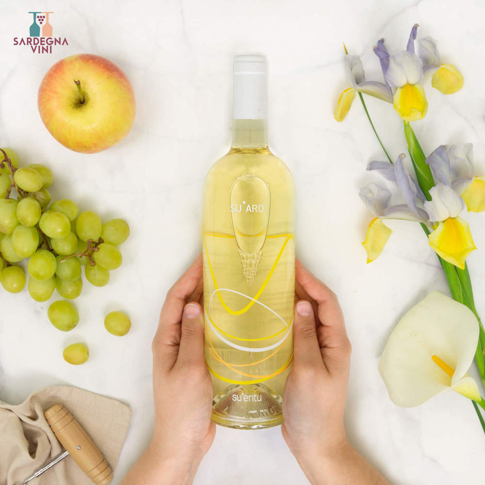 Su'Aro Marmilla Bianco IGT Aromatico 2025 wine bottle with elegant label and rich golden color against a neutral background.